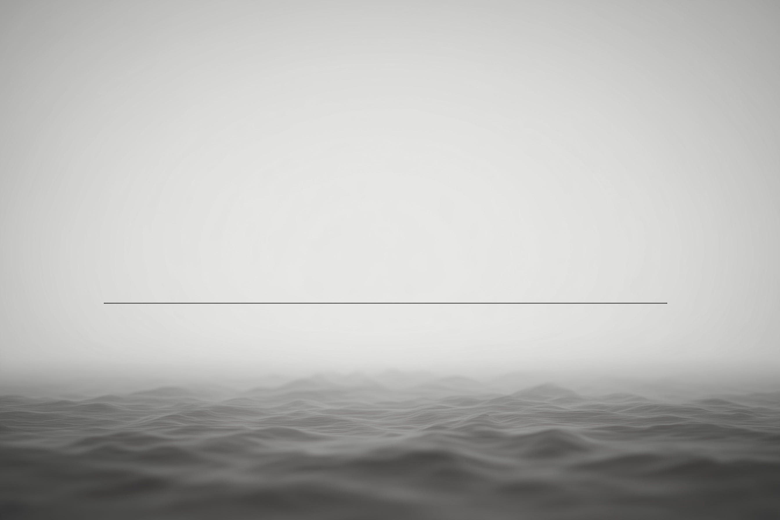 Horizonte nebuloso sobre oceano em tons de cinza, com linha horizontal fina dividindo o espaço entre céu e mar. A linha representa tentativa de organização matemática sobre território vasto e fluido que resiste à simplificação.