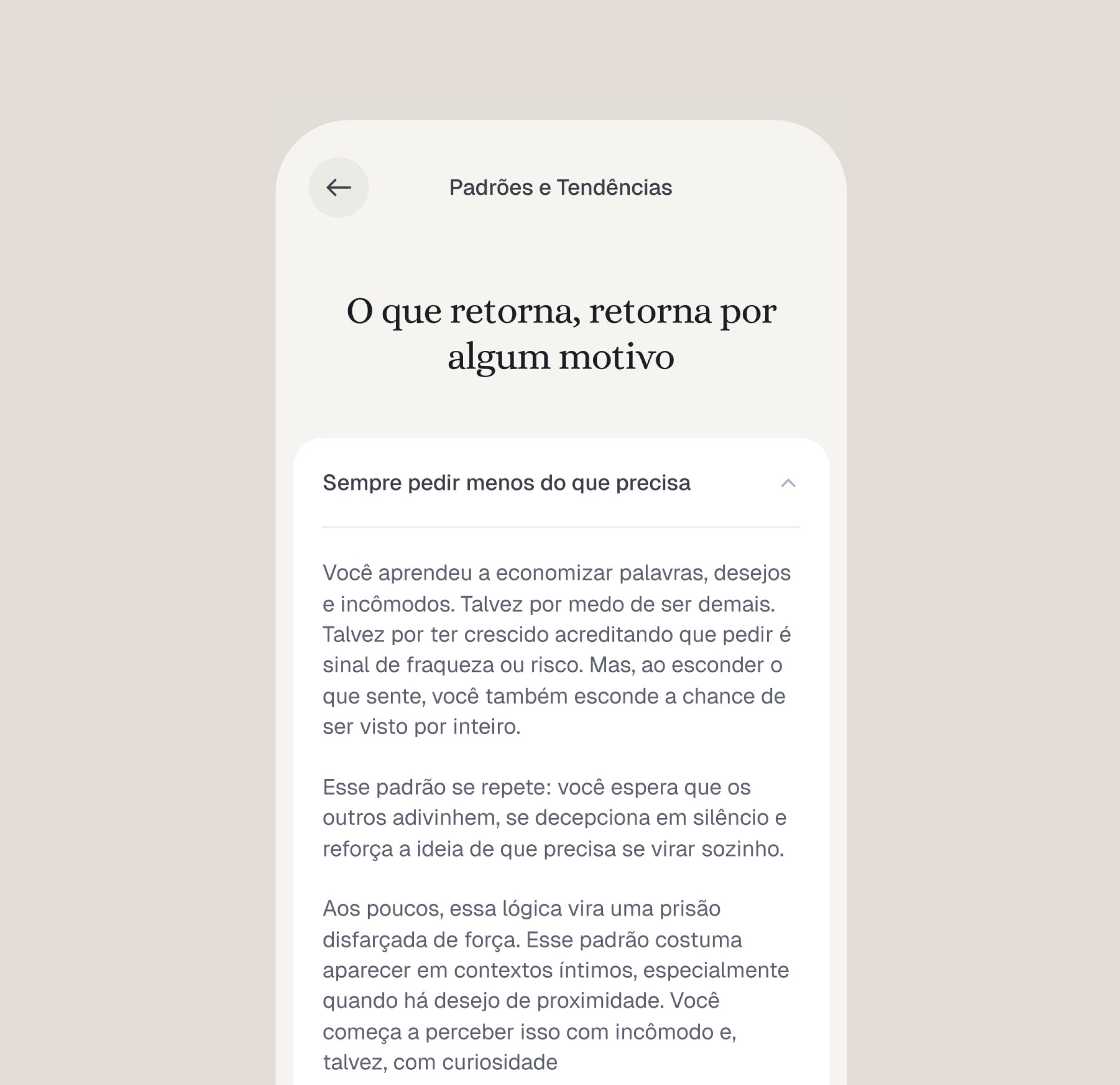 Tela Amia mostrando reconhecimento de padrão comportamental: “Sempre pedir menos do que precisa”. Interface apresenta análise narrativa em três camadas — origem psicológica do padrão, como ele se perpetua, e contextos onde aparece. Formato textual sem gráficos, rankings ou pontuações.
