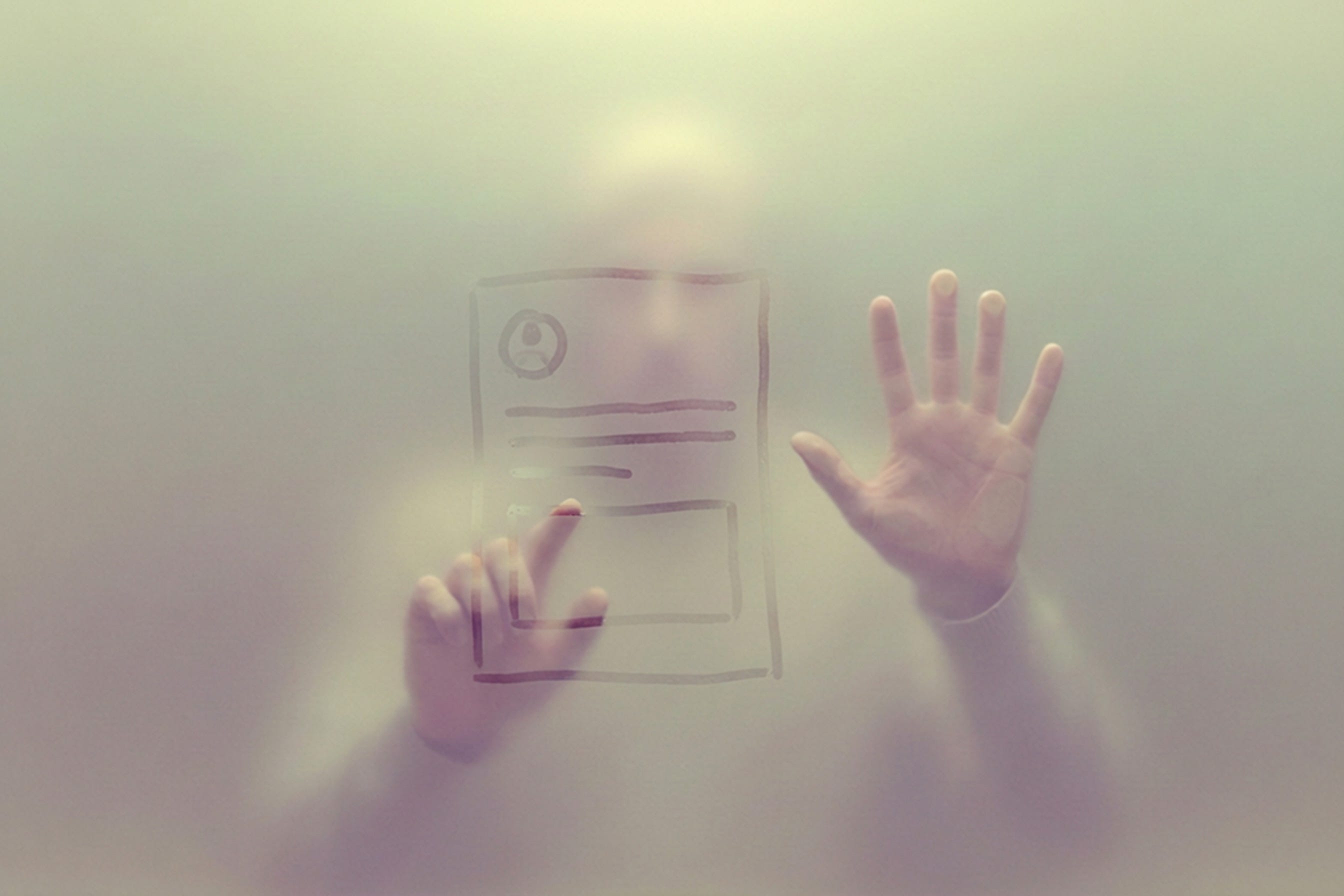 Uma interface ou documento desfocado visível através de vidro translúcido com uma figura humana observando, simbolizando designers contemplando suas próprias criações.
