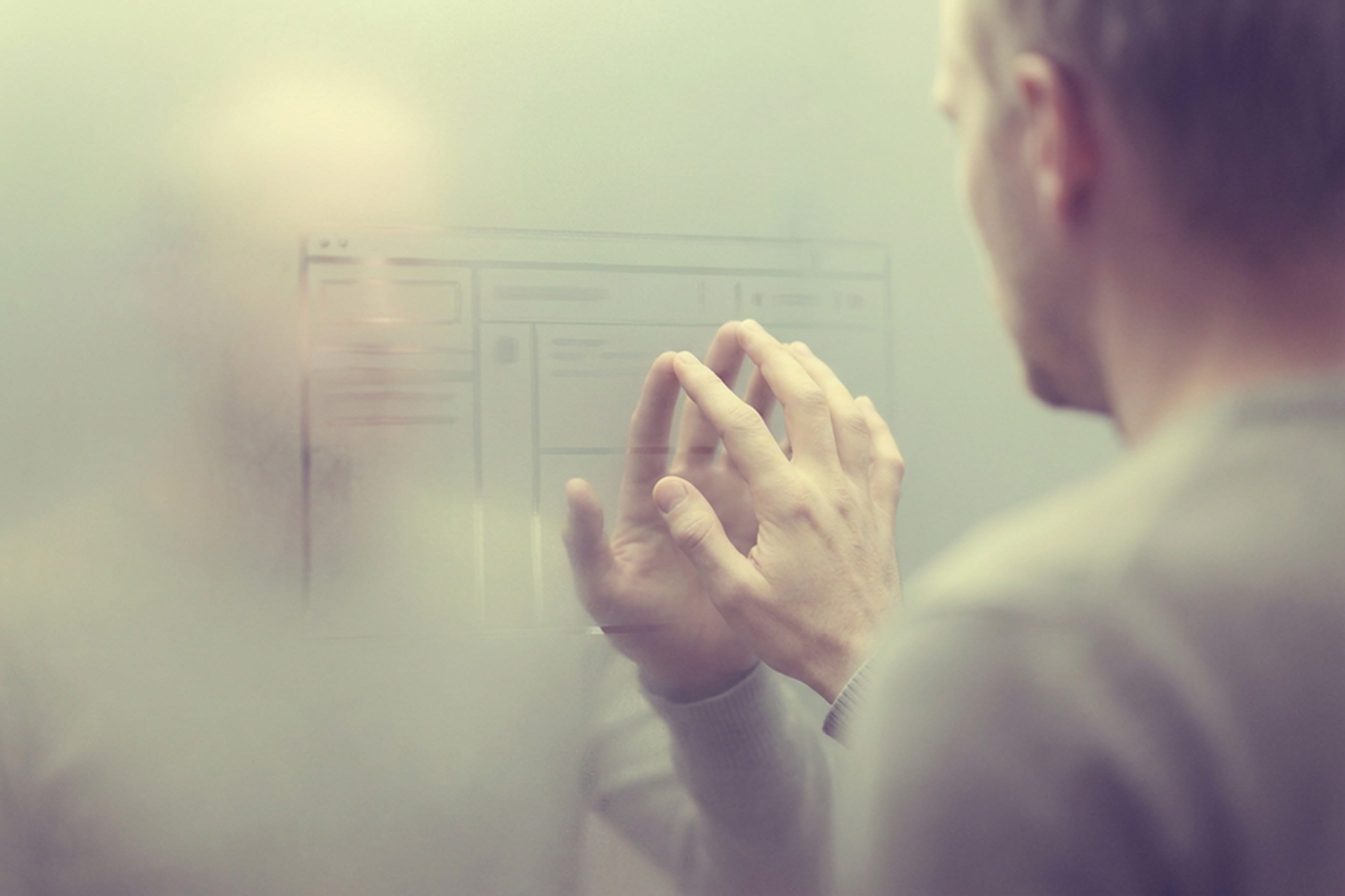Uma pessoa com mãos em pose reflexiva, com uma tela ou interface desfocada visível ao fundo, representando trabalho consciente e agência.